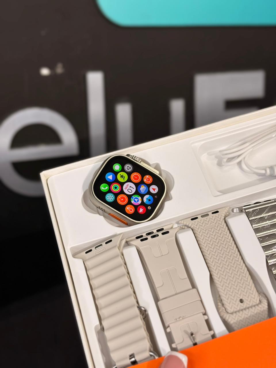 Smartwatch Ultra Plus AMOLED con Música, Almacenamiento y 7 Manillas